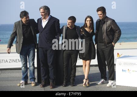 San Sebastian, Euskadi, Spagna. 26 Sep, 2014. Carlos Bardem, Josh Hutcherson, Claudia Traisac, Benicio del Toro e Andrea Di Stefano partecipare a "Escobar: Paradiso Perduto" Photocall durante la 62a San Sebastian International Film Festival presso il Palazzo Kursaal del 26 settembre: 2014 a San Sebastian, Spagna. Credit: Jack Abuin/ZUMA filo/Alamy Live News Foto Stock