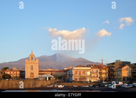 Etna con il picco di fumo sopra la città italiana Acireale Foto Stock