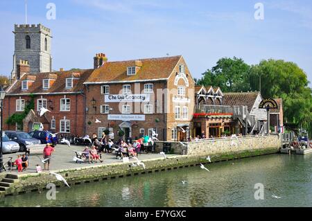 La banchina sul fiume Frome nella città di Wareham a Dorset, Inghilterra, Regno Unito Foto Stock