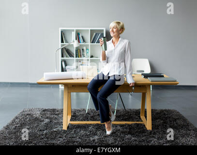 Donna in ufficio Foto Stock