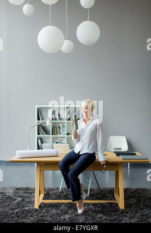 Donna in ufficio Foto Stock