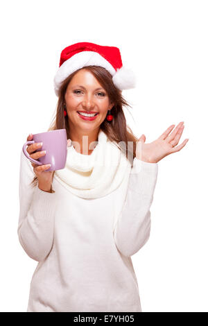 Il freddo giovane donna in un cappello da Babbo Natale sorseggiando il tè del caffè Foto Stock