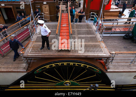 Battello a Vapore Waverley lungo il molo a Southend Foto Stock