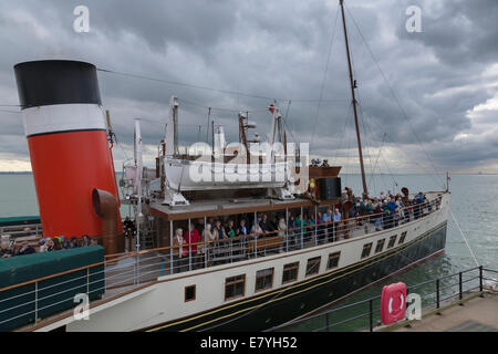 Battello a Vapore Waverley a fianco di Southend Pier Foto Stock