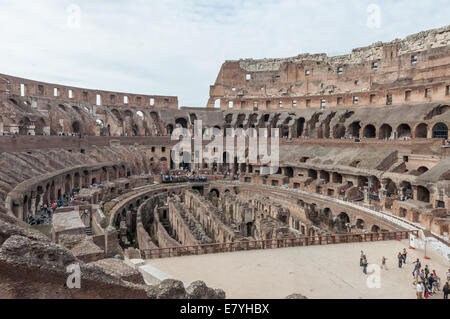 All'interno del simbolo di Roma, il colosseo Foto Stock