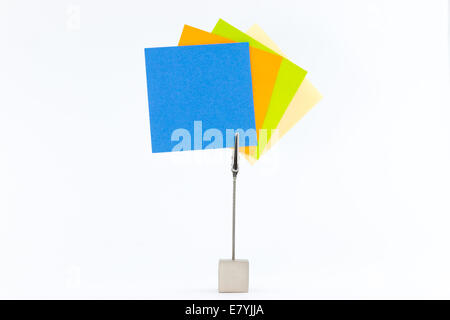 Graffetta detiene sticky notes in giallo,verde,arancio e blu. Foto Stock