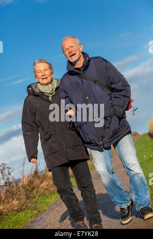 Felice Coppia matura rilassante mare Baltico Dune Foto Stock