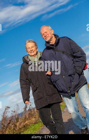 Felice Coppia matura rilassante mare Baltico Dune Foto Stock