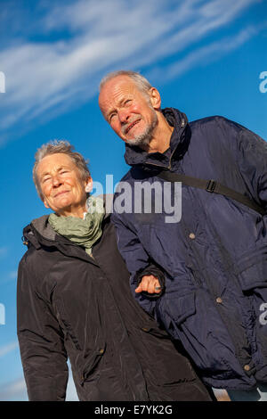 Felice Coppia matura rilassante mare Baltico Dune Foto Stock