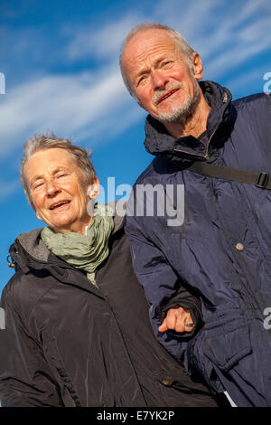 Felice Coppia matura rilassante mare Baltico Dune Foto Stock