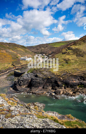 Una vista verso il villaggio di Boscastle in Cornovaglia, Inghilterra, dalle falesie sopra il porto Foto Stock