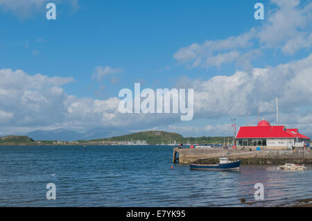 Barca accanto al molo Oban Argyll & Bute con Marina Isola di Kerrera in Scozia in background Foto Stock