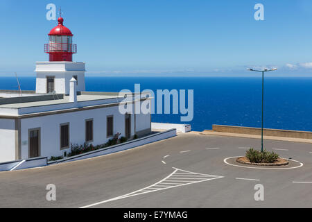 Faro del punto ad ovest dell'isola di Madeira, Portogallo Foto Stock