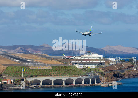 Boeing 737 si sta avvicinando l'aeroporto di Funchal a Madeira, Portogallo Foto Stock