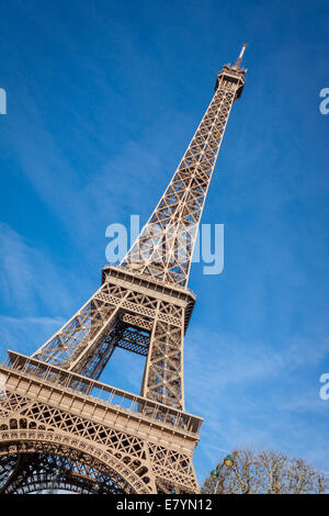 Vista della Torre Eiffel a Parigi sugli Champs de Mars contro un cielo blu, uno dei più visitati e i punti di riferimento iconici in Fran Foto Stock