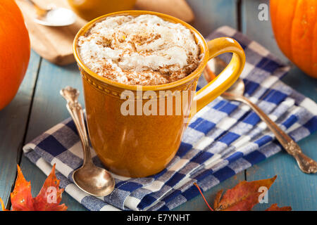 Autunno Pumpkin Spice Latte con Latte e crema di latte Foto Stock