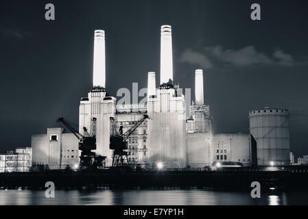 Battersea Power Station oltre il Tamigi come il famoso simbolo di Londra di notte. Foto Stock