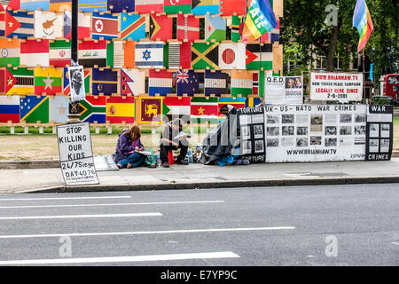 Londra, Inghilterra - Maggio 2012: gli attivisti a turno sulla piazza del Parlamento, nella parte anteriore del London's Parliement per protestare 24 ore al giorno Foto Stock