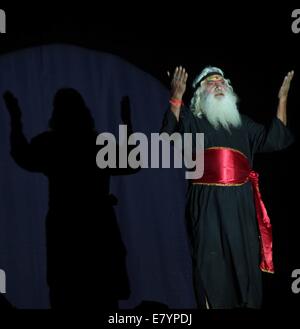 Di Allahabad, India. Il 26 settembre, 2014. Artisti eseguono il tradizionale 'Ramleela dramma', che narra la vita di Dio indù Rama sul palco durante la celebrazione "ussehra Festival', di Allahabad. Dussehra commemora il trionfo del Signore Rama oltre il demone Ravana King, segnando la vittoria del bene sul male. Credito: Amar profondi/Pacific Press/Alamy Live News Foto Stock