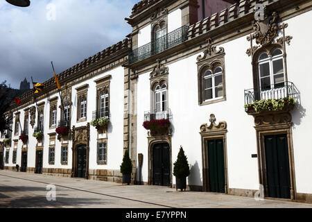La facciata della Casa de ño mansion , Santa Luzia nella basilica di sfondo , Viana do Castelo, Portogallo settentrionale Foto Stock