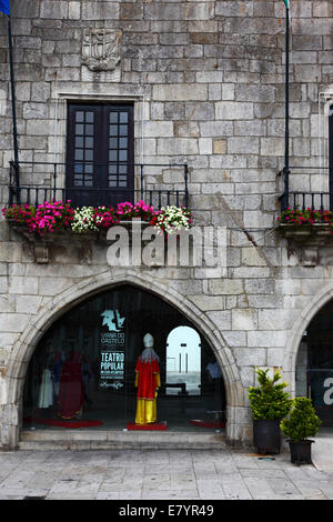 Dettaglio del vecchio municipio di Paco do Concelho nel centro di Praca da Republica plaza, Viana do Castelo, Portogallo settentrionale Foto Stock