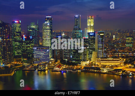 Singapore skyline della città e la baia di Marina di notte, Repubblica di Singapore Foto Stock