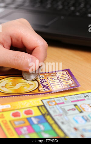 COQUITLAM, BC, Canada - 15 Giugno 2014 : graffiare i biglietti della lotteria. La British Columbia Lottery Corporation ha fornito governare Foto Stock