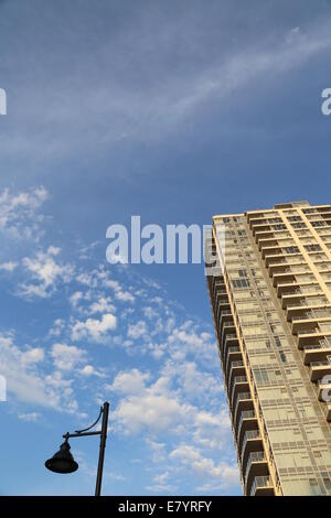 Coquitlam, BC Canada - 24 Agosto 2014 : edificio nuovo di zecca contro il cielo blu in Coquitlam BC Canada. Foto Stock