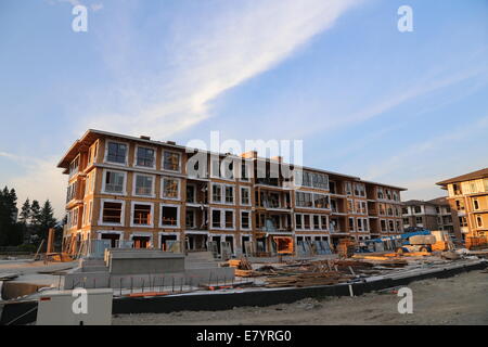 Coquitlam, BC Canada - 24 Agosto 2014 : Nuovissimo edificio cittadino con sito in costruzione in Coquitlam BC Canada. Foto Stock