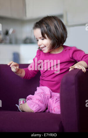 Ritratto di ragazza sorridente (4-5 anni) Foto Stock