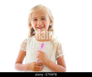 Ritratto di ragazza sorridente (4-5 anni) tenendo la bacchetta magica Foto Stock