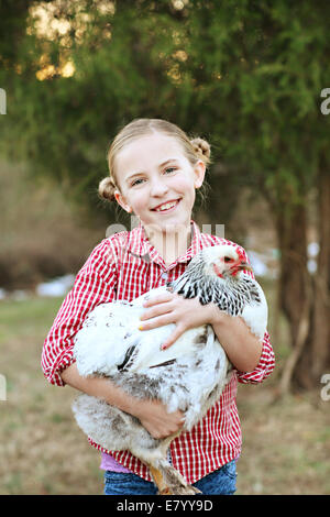 Ritratto di ragazza (6-7) azienda gallina Foto Stock