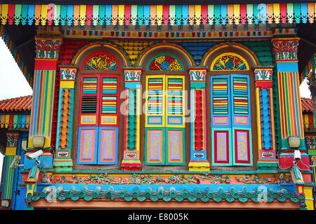 Rainbow tradizionale casa colorata con vetri colorati e persiane in Little India di Singapore, Repubblica di Singapore Foto Stock