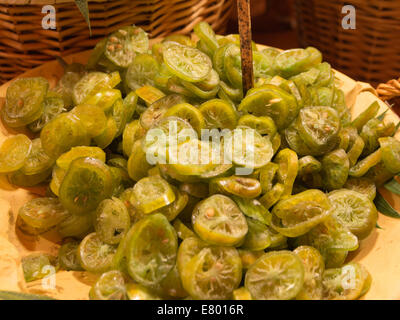 Essiccato di colore verde e giallo limone a fettine cesto in vimini, agrumi Foto Stock