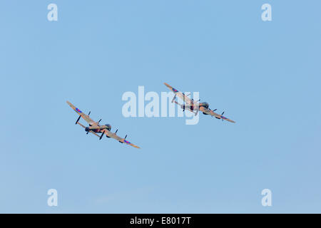 Sia riparabile Avro Lancaster bomber aeromobili battenti a Eastbourne Airshow 2014. Foto Stock