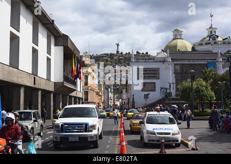 Venezuela Street presso Plaza Grande (piazza principale) nel centro storico della città di Quito, Ecuador Foto Stock