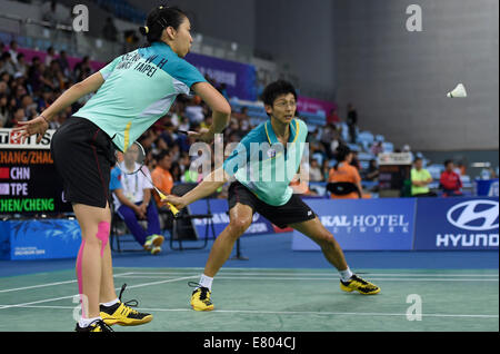 Incheon, Corea del Sud. Il 27 settembre, 2014. Chen Hung Ling (R) e Cheng Wen Hsing di Taipei cinese competere durante il doppio misto quarterfinal match di badminton contro Zhang Nan e Zhao Yunlei della Cina al XVII Giochi Asiatici in Incheon, Corea del Sud, Sett. 27, 2014. La Cina ha vinto 2-0. © Ye Pingfan/Xinhua/Alamy Live News Foto Stock