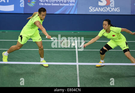 Incheon, Corea del Sud. Il 27 settembre, 2014. Zhang Nan (L) e Zhao Yunlei della Cina competere durante il doppio misto quarterfinal match di badminton contro la rielezione di Chen Hung Ling e Cheng Wen Hsing del Taipei cinese all'XVII Giochi Asiatici in Incheon, Corea del Sud, Sett. 27, 2014. La Cina ha vinto 2-0. © Ye Pingfan/Xinhua/Alamy Live News Foto Stock