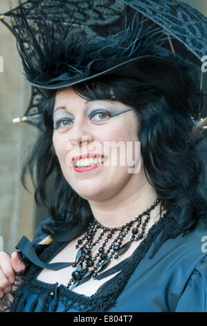 Ragazza a Whitby Goth weekend che è tenuto a Halloween Foto Stock