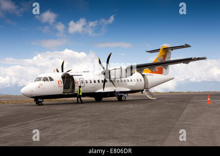 Il Bhutan orientale, Yongphula, Aeroporto Druk Air ATR 42-500 aeromobili al grembiule in alta quota pista Foto Stock