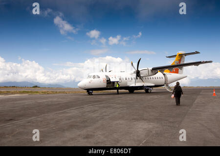 Il Bhutan orientale, Yongphula, Aeroporto Druk Air ATR 42-500 aeromobili al grembiule in alta quota pista Foto Stock