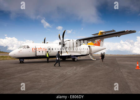 Il Bhutan orientale, Yongphula, Aeroporto Druk Air ATR 42-500 aeromobili al grembiule in alta quota pista Foto Stock