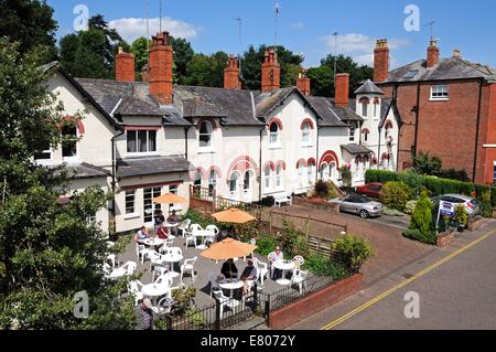 Vista in elevazione del case e le caffetterie lungo il fiume Dee terrapieno, Chester, Cheshire, Inghilterra, Regno Unito, Europa occidentale. Foto Stock