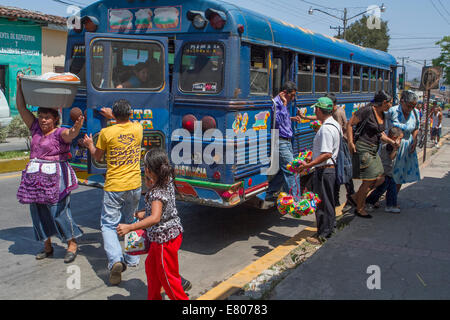 La gente lo scarico dei bagagli da un bus, viaggio in Guatemala Foto Stock