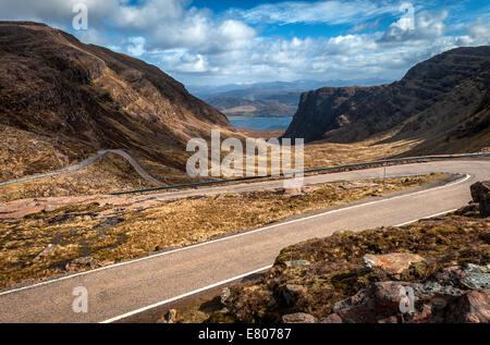 Guardando verso il basso la Bealach na Ba strada che era fino alla metà degli anni settanta l'unica strada di collegamento fra Applecross con il resto della Scozia Foto Stock