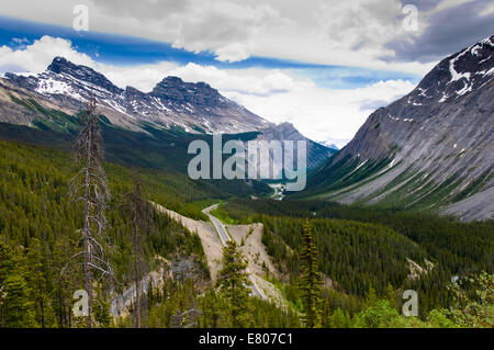 Saskatchewan attraversamento fluviale, Icefields Parkway, il Parco Nazionale di Banff, Alberta, Canada Foto Stock