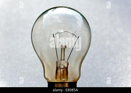 Immagine ravvicinata di una lampadina con un filamento rotto Foto Stock