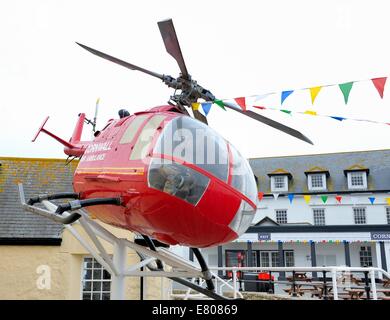 Lands End Visitor Center Air Ambulance elicotteri visualizzazione statica Cornwall Inghilterra Regno Unito Foto Stock