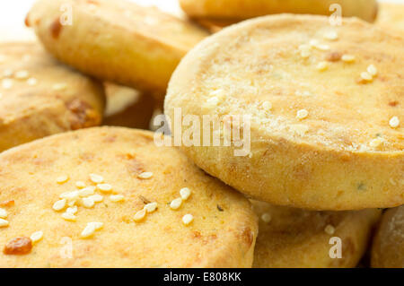 Formaggio biscotti, mini pizza con semi di sesamo Foto Stock