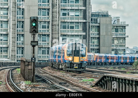 Arte digitale di un sud occidentale di " commuters " Treno Treno in avvicinamento Vauxhall nel sud di Londra Foto Stock